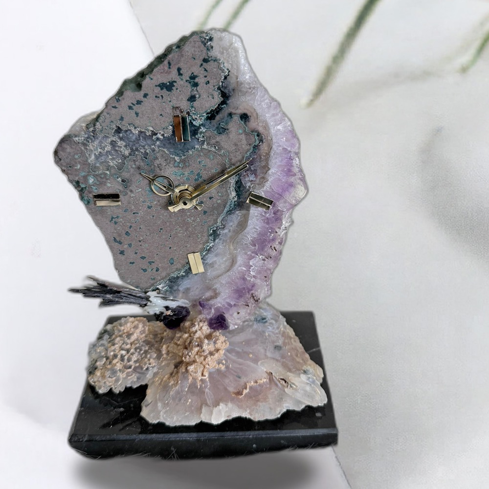 Gem Clock – A Touch of Luxury and Timeless Style